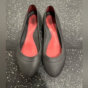 CROCS Brooklyn Flat in black size 8